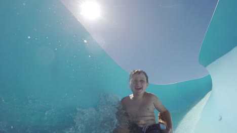 Joven-feliz-disminuir-tobogán-de-agua-de-Ciudad-del-cabo