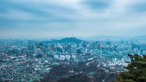 Time-lapse-of-Gyeongbokgung-palace-and-traffic-at-night-in-Seoul,South-korea.