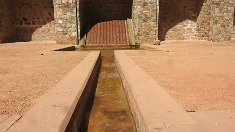 Fountain-with-water-dranage-system-in-mughal-era