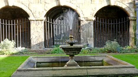 La-fuente-de-agua-que-se-encuentra-en-el-césped-de-la-Abadía-de-Westminster