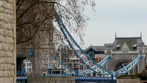 El-puente-de-la-torre-con-un-montón-de-turistas-en-ella