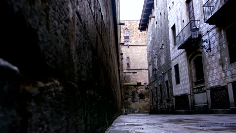 Calle-vacía-en-el-Barrio-Gótico-de-Barcelona,-dolly