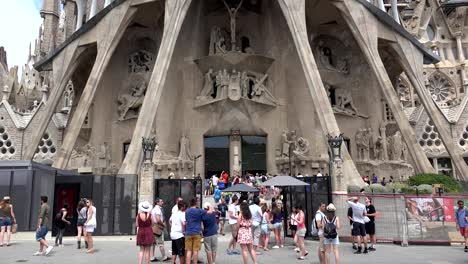 Touristen-am-Kirche-Sagrada-Familia-In-Barcelona