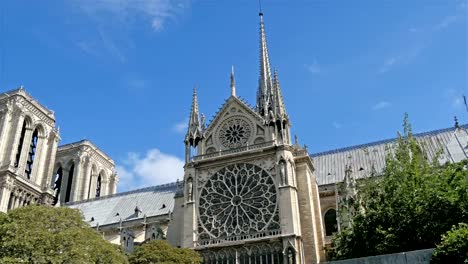 Die-gesamte-Außenansicht-der-Kathedrale-Notre-Dame