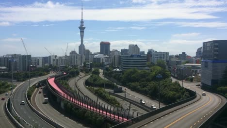 Vista-urbana-del-paisaje-aéreo-del-tráfico-en-la-autopista-de-la-ciudad-de-Auckland