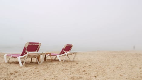 Una-mujer-se-mueva-a-lo-largo-de-la-costa-en-un-día-muy-brumoso,-mar-Mediterráneo,-Israel.