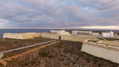 Vista-aérea-de-la-fortaleza-de-Sagres-en-noche-de-vista-aérea,-Portugal