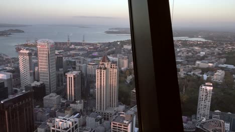 Vista-aérea-del-CBD-de-la-ciudad-de-Auckland-al-atardecer