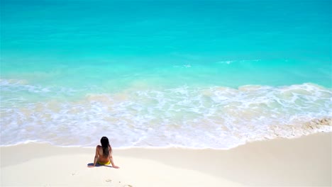 Junge-Frau-am-Strand-von-oben-Blick-auf-das-Wasser