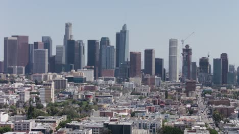 Los-Angeles-aérea-Skyline-urbano-Turismo-vista.-Torres-de-oficinas-había-atestado-centro-de-la-ciudad-LA-vista-panorámica-de-antenas.-Pan-y-Tilt.-4K