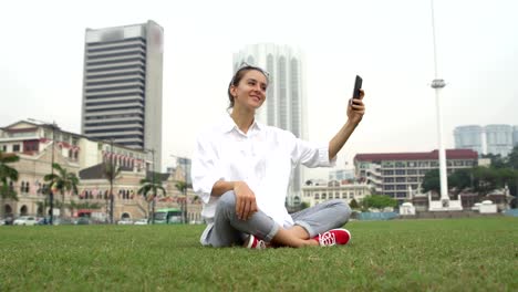 Touristen-nehmen-Sie-Fotos-und-Selfies-auf-Rasen-in-Kuala-Lumpur