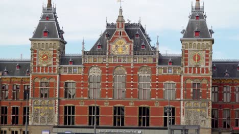 La-visión-outsive-de-la-Estación-Centraal-de-Ámsterdam