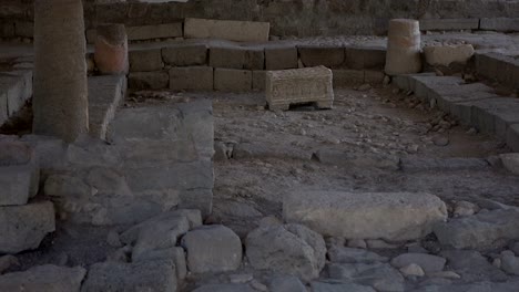 Barrido-lento-a-través-de-las-ruinas-de-la-antigua-sinagoga