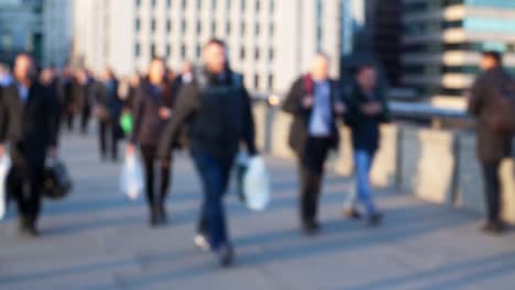 Time-lapse-of-commuters-on-London-Bridge,-London,-England