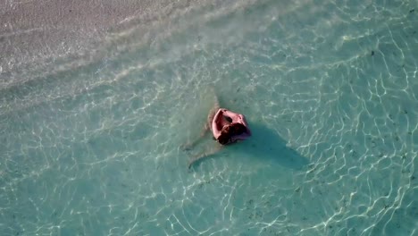 v04190-fliegenden-Drohne-Luftaufnahme-der-Malediven-weißen-Sandstrand-2-Personen-junges-Paar-Mann-Frau-Schwimmen-unter-Wasser-plantschen,-auf-sonnigen-tropischen-Inselparadies-mit-Aqua-blau-Himmel-Meer-Wasser-Ozean-4k