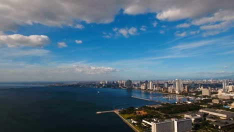 Luftbild-Stadt-mit-Wolkenkratzern-und-Gebäuden.-Philippinen,-Manila,-Makati