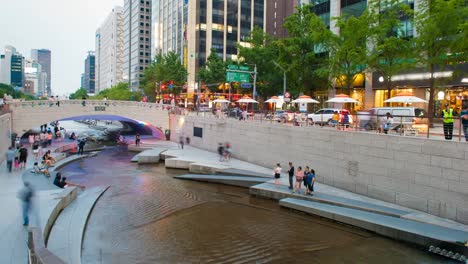 Cheonggyecheon-Stream-Park-with-crowd-in-Seoul-City,-South-Korea.-4K-Timelapse