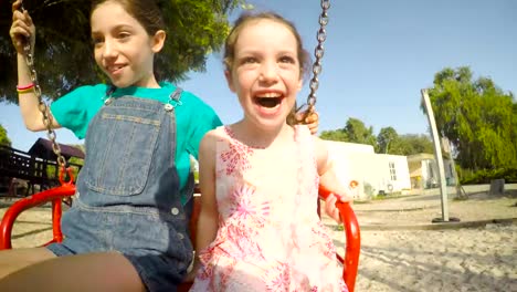 Imágenes-POV-de-tres-niños-jugando-en-un-patio-de