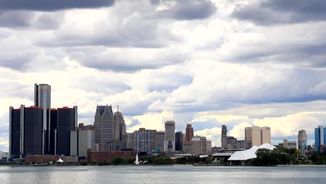 Zeitraffer-auf-Skyline-von-Detroit-von-Belle-Isle