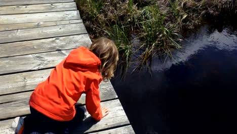 Chica-jugando-en-un-muelle-de-madera-en-la-bahía-de-Georgia