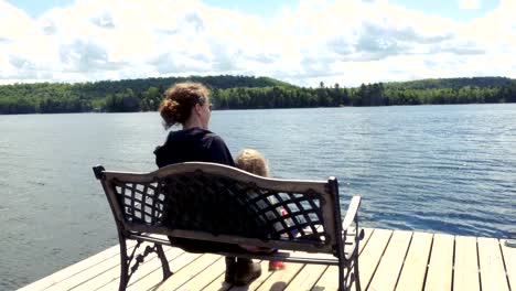 Mutter-und-Kind-sitzt-auf-einer-Bank-Pier-an-der-Georgian-Bay