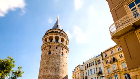 Alejar-de-Timelapse-de-lugar-turístico-famosa-Torre-de-Gálata-en-Estambul-en-Turquía