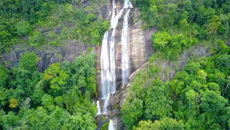 Cerca-de-enfoque-vista-aérea-cascada-drone-en-selva-tropical,-cascadas-Siriphum-en-Chiangmai,-Tailandia.