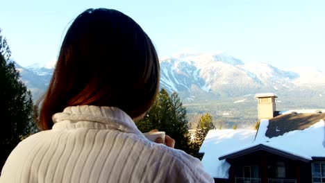 Frau,-die-Kaffee-in-Balkon