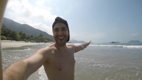 Junge-brasilianische-Kerl-nehmen-eine-Selfie-am-Strand