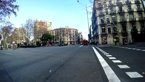 Urban-Street-Kreuzung-Verkehr-tagsüber-in-Barcelona