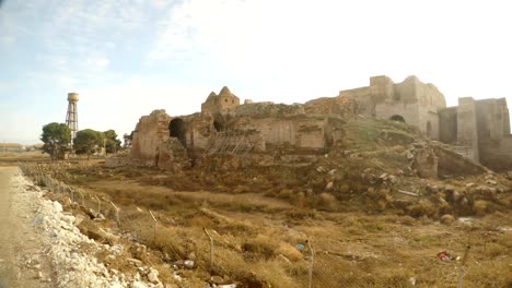 eine-mittelalterliche-Burgruine-im-Südosten-der-Türkei