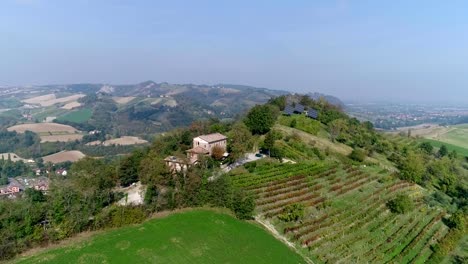 Batería-solar-en-la-cima-de-la-montaña,-energía-alternativa,-paneles-solares,-protección-del-medio-ambiente,-vista-superior