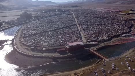 Yarchen-Gar-monasterio-con-cabaña-y-casa-para-los-monks-y-monjas-en-Garze-tibetano,-Sichuan,-China