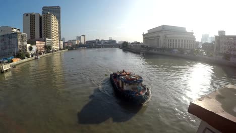 Schiff-Segeln-in-Richtung-Brücke-auf-riesigen,-düsteren-Pasig-River-am-frühen-Morgen