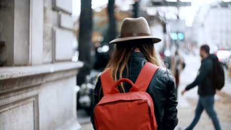 Joven-mujer-hermosa-de-pie-en-la-calle-en-París,-Francia-y-con-el-smartphone,-navegar-por-Internet