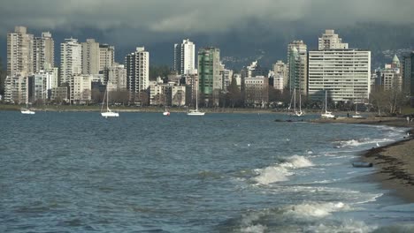 Olas-de-la-playa-de-Kitsilano,-Vancouver-4K-UHD