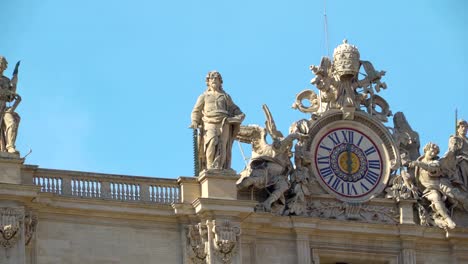 Die-große-Uhr-an-der-Wand-die-Basilika-von-St.-Peter-im-Vatikan-Italien