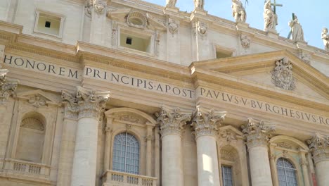 Vista-de-las-escrituras-en-la-pared-de-la-Basílica-de-San-Pedro-en-Roma-Vaticano-Italia