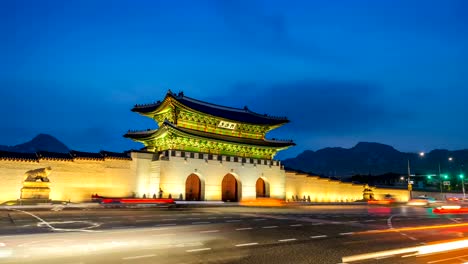 Lapso-de-tiempo-del-Palacio-de-Gyeongbokgung-y-el-tráfico-por-la-noche-en-Seúl,-Corea-del-sur.-(Zoom-out)