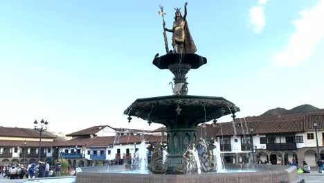 fuente-en-la-plaza-de-armas-en-cusco,-Perú