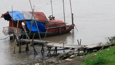 barco-en-el-río,-asia