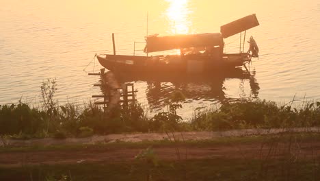 barco-en-el-río,-asia