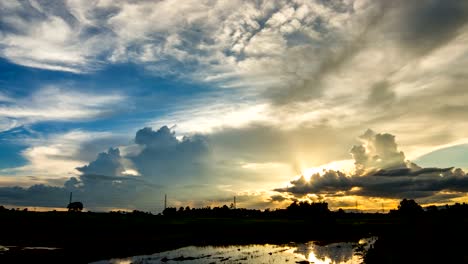 Timelapse-colorful-dramatic-sky-with-cloud-at-sunset.