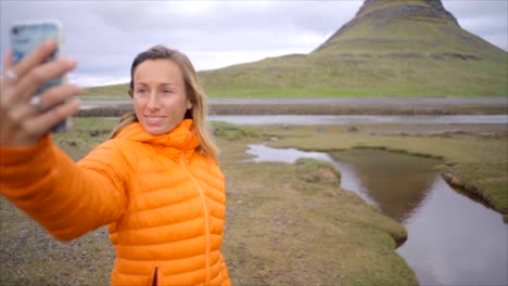 Selfie-Porträt-des-touristischen-weiblich-in-Island-am-Berg-Kirkjufell
