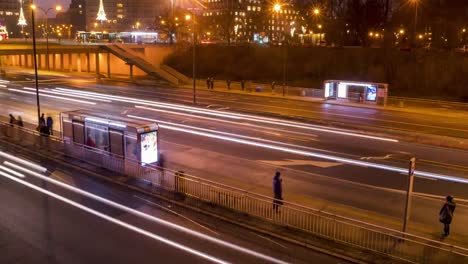 Nacht-Zeitraffer-der-belebten-Straße-mit-Weihnachtsschmuck-in-Warschau