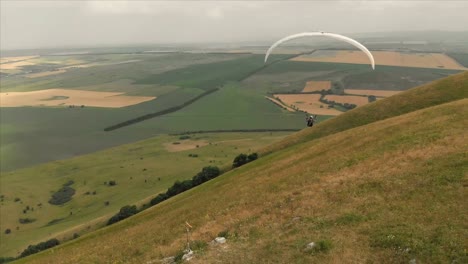 Atleta-paraglider-vuela-en-su-parapente-junto-a-las-golondrinas.-Seguimiento-desde-los-aviones-no-tripulados