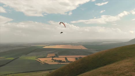 Atleta-paraglider-vuela-en-su-parapente-junto-a-las-golondrinas.-Seguimiento-desde-los-aviones-no-tripulados