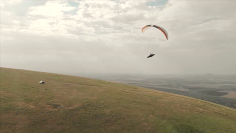 Atleta-paraglider-vuela-en-su-parapente-junto-a-las-golondrinas.-Seguimiento-desde-los-aviones-no-tripulados