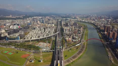 Taiwan-taipei-paisaje-urbano-día-soleado-tráfico-fluvial-aéreo-panorama-4k