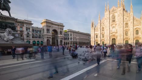 Italia-al-atardecer-luz-Milán-ciudad-famoso-duomo-Catedral-Plaza-panorama-4k-timelapse